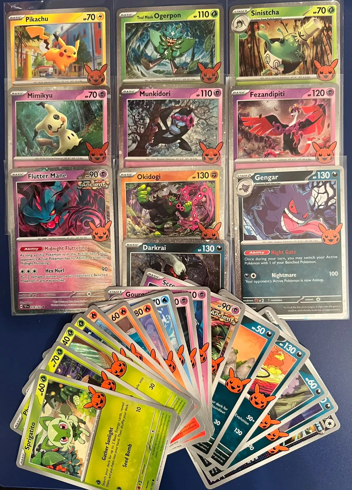 Pokémon Trick or Trade 2024 Karten Komplettset englisch – Halloween Stempel / Holo Karten
